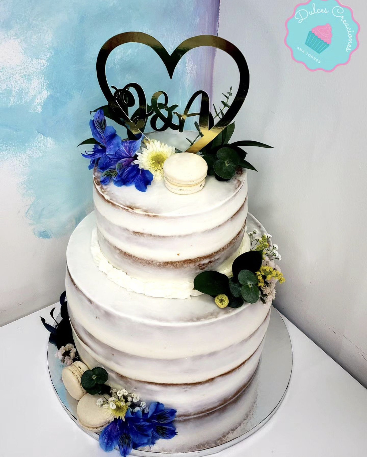 Pastel de boda con hojas  y macarons.