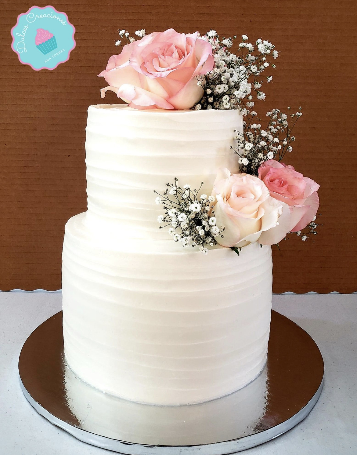 Pastel de boda decorado con rosas color rosa y nube.